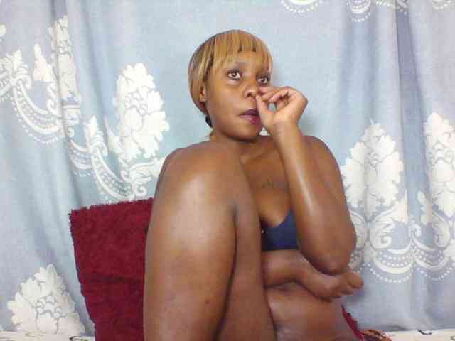 Prettydarksin webcam