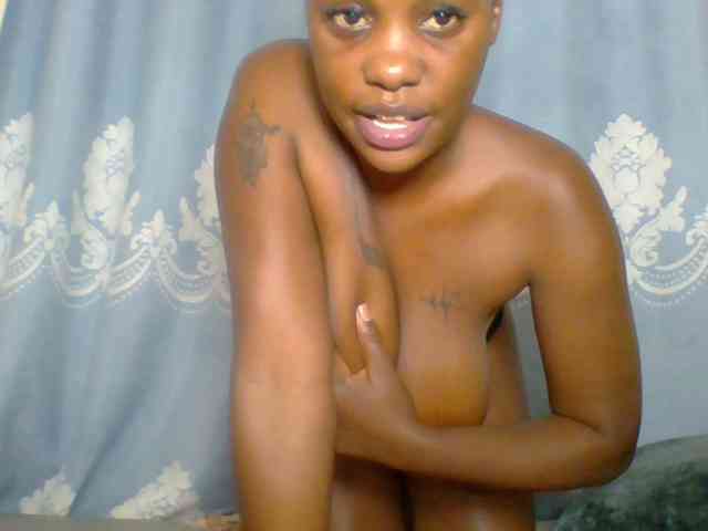 Prettydarksin webcam
