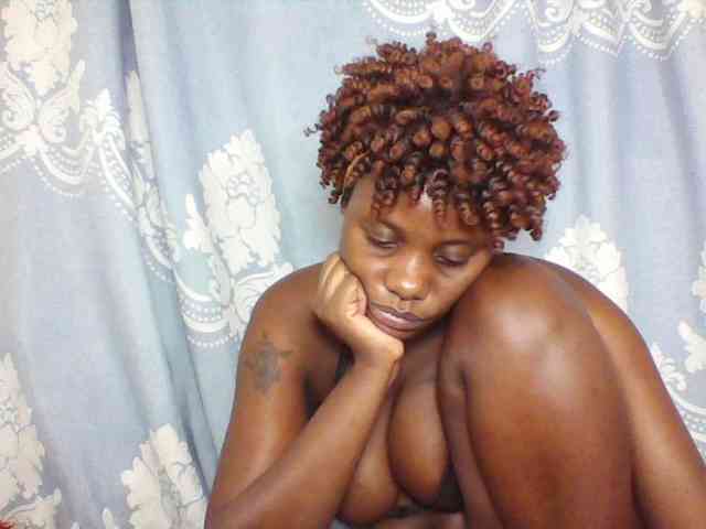 Prettydarksin webcam