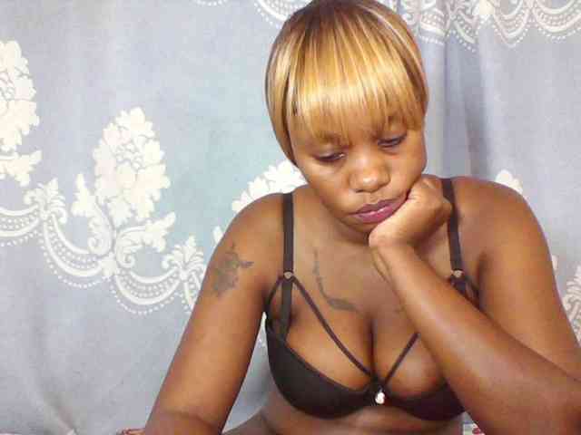 Prettydarksin webcam