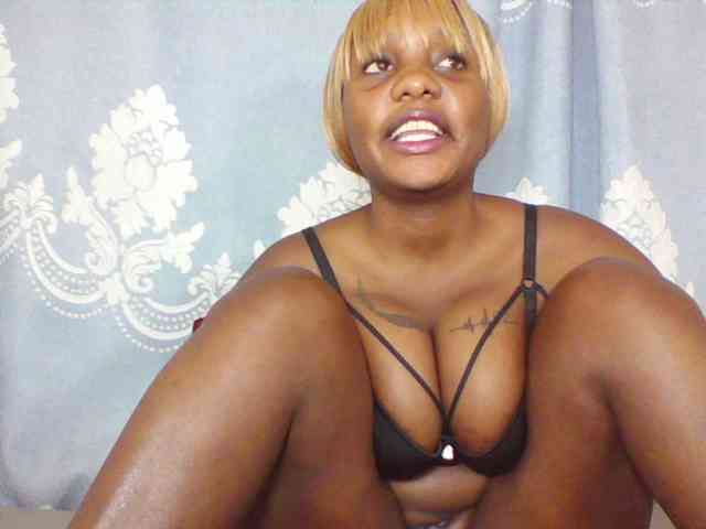Prettydarksin webcam