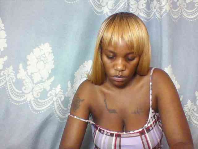 Prettydarksin webcam