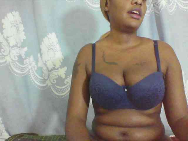 Prettydarksin webcam