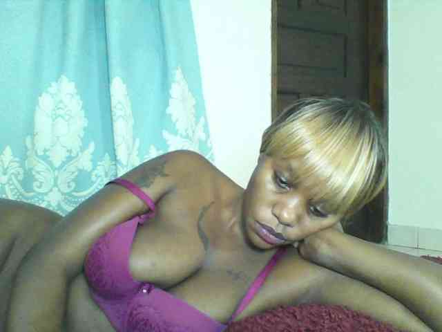 Prettydarksin webcam