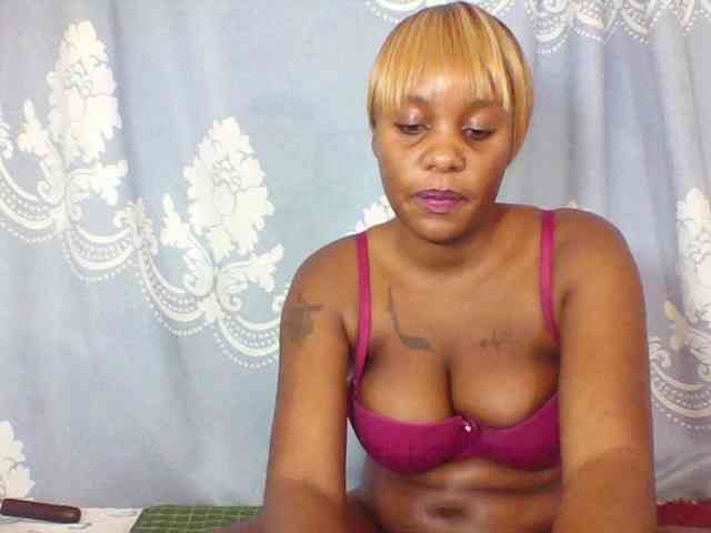 Prettydarksin webcam