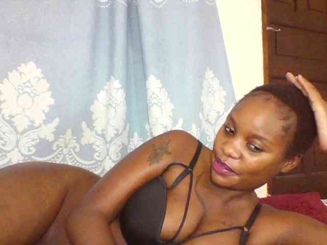 Prettydarksin webcam