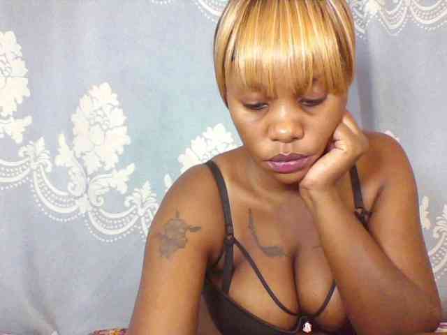 Prettydarksin webcam