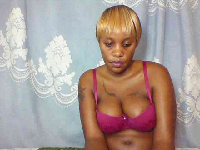 Prettydarksin webcam