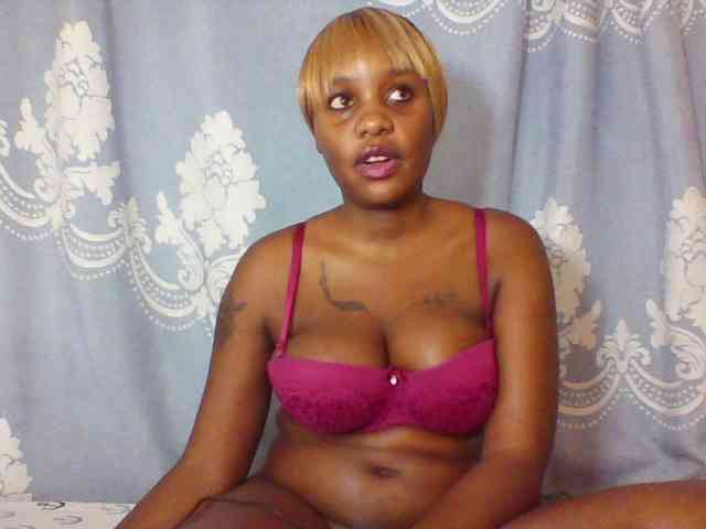 Prettydarksin webcam