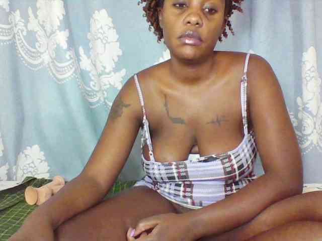 Prettydarksin webcam