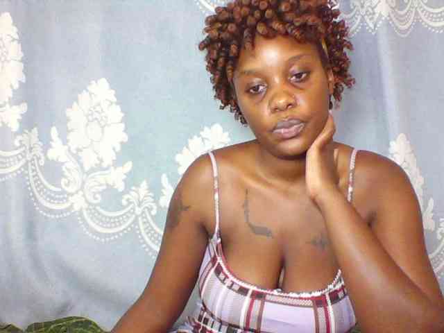 Prettydarksin webcam