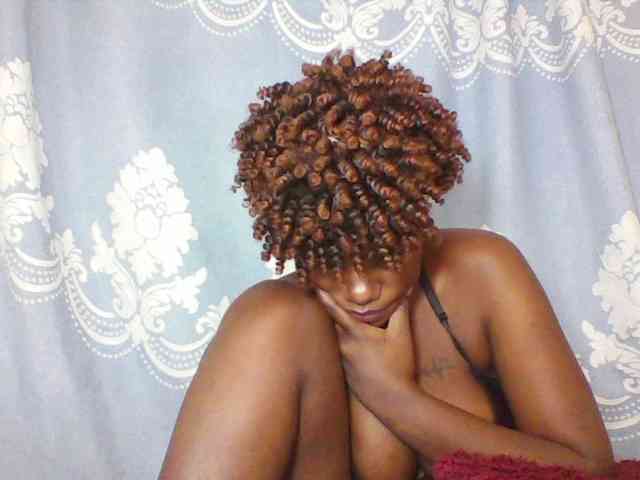 Prettydarksin webcam