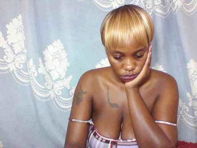 Prettydarksin webcam