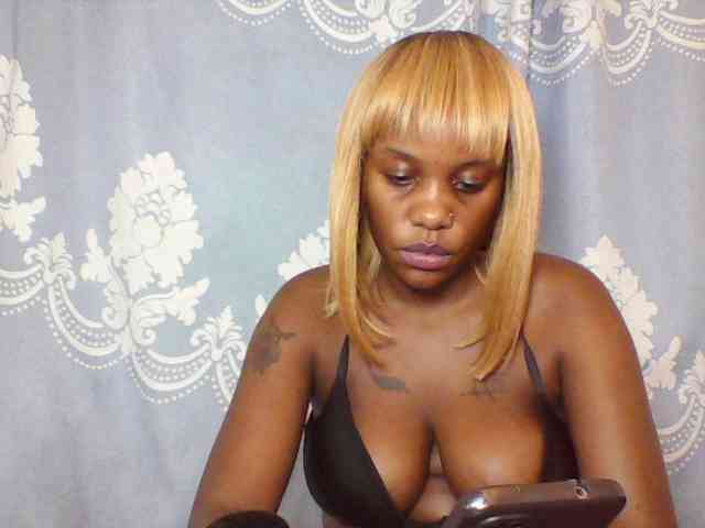 Prettydarksin webcam
