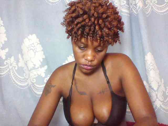Prettydarksin webcam