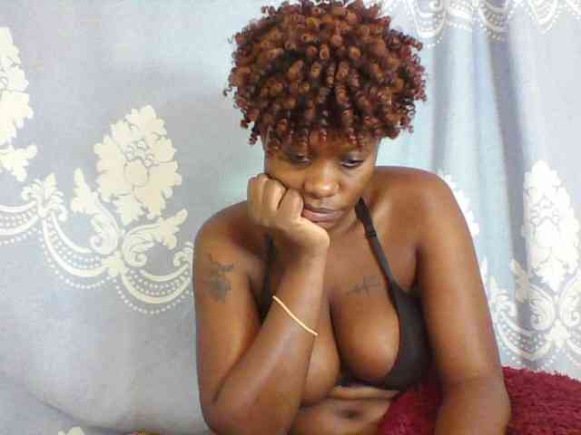 Prettydarksin webcam