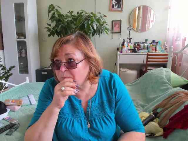 Rekelme (64, White Cam Girl) performing squirt.