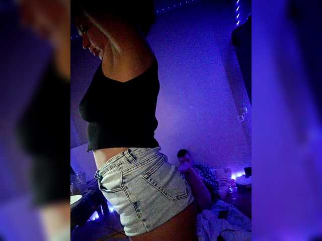 Laylay13's BongaCams show and profile