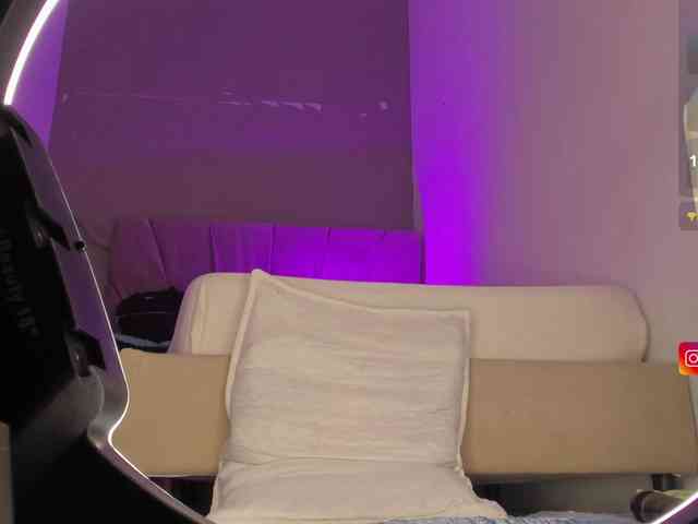 Ashley-12 webcam