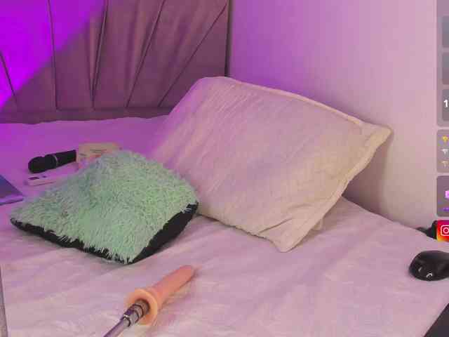 Ashley-12 webcam