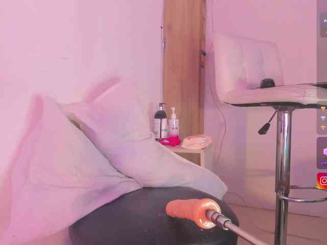 Ashley-12 webcam