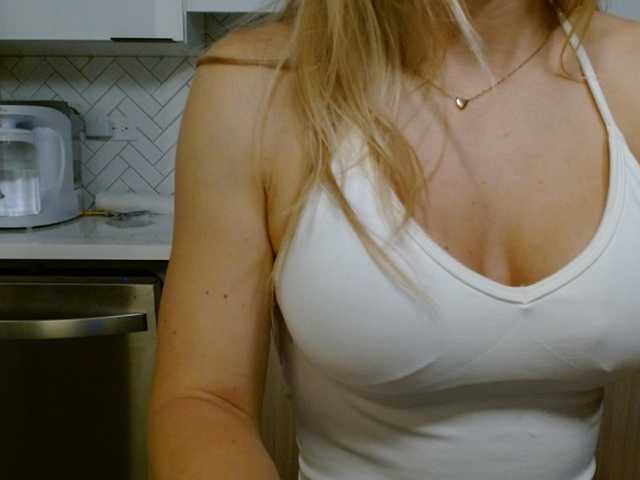 LunaBlondSexy's BongaCams show and profile