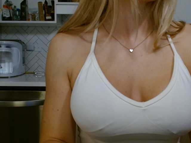 LunaBlondSexy's BongaCams show and profile