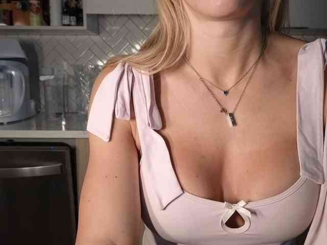 LunaBlondSexy webcam