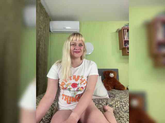 Kira2025 Live Webcam on BongaCams