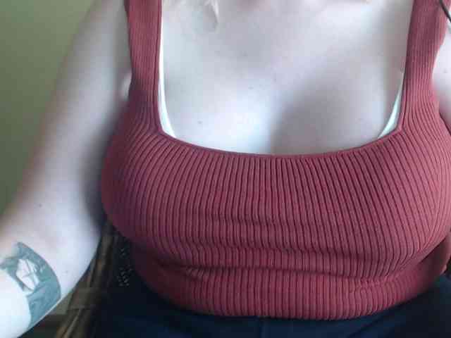 LunoviaXL Live Webcam on BongaCams