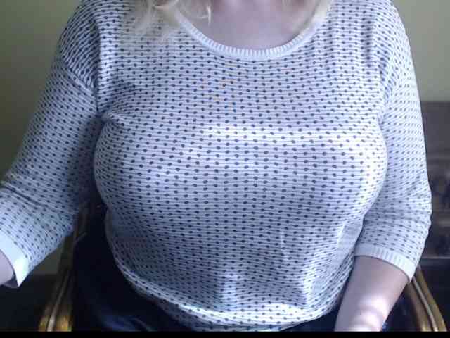 LunoviaXL Live Webcam on BongaCams