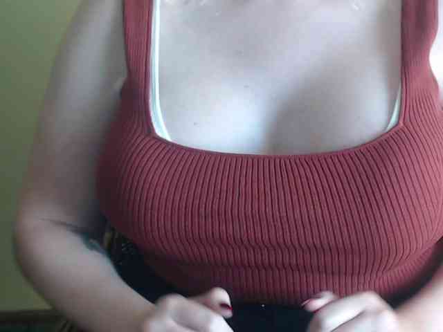 LunoviaXL Live Webcam on BongaCams