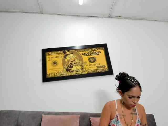 SeductiveEbonyLatina webcam