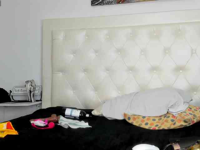 Lovely-Allison webcam