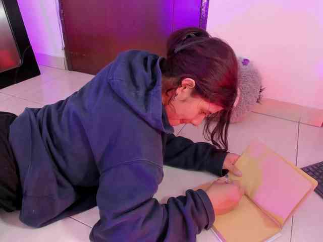 miaqueen021 webcam