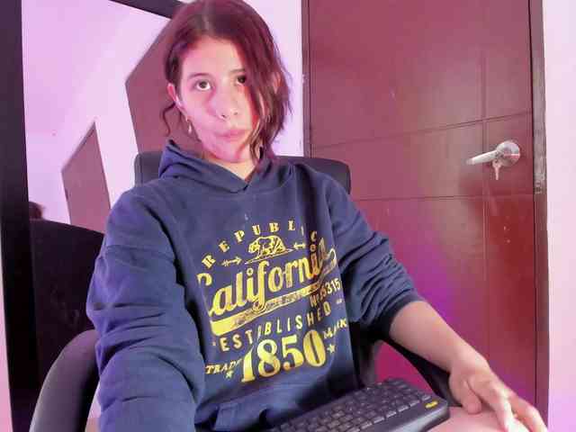miaqueen021 Live Webcam on BongaCams