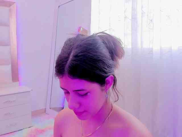 miaqueen021 webcam