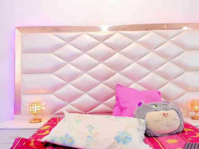 miaqueen021 webcam
