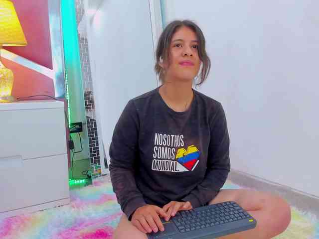 miaqueen021 webcam