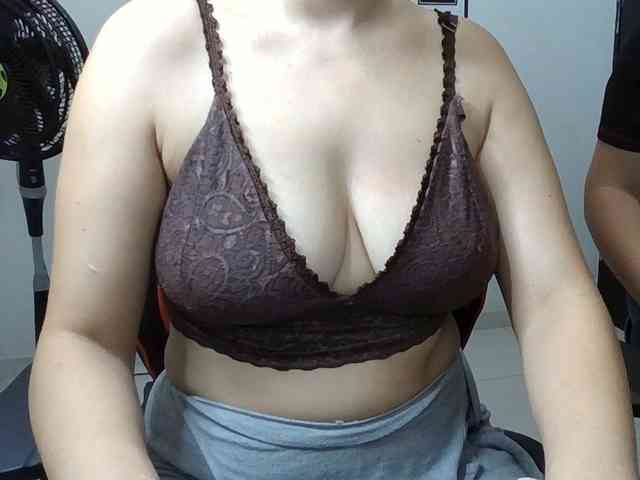 Emy23Jack23 webcam