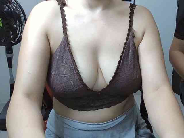 Emy23Jack23 webcam