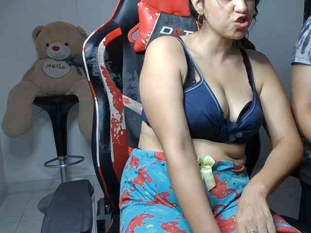 Emy23Jack23 webcam