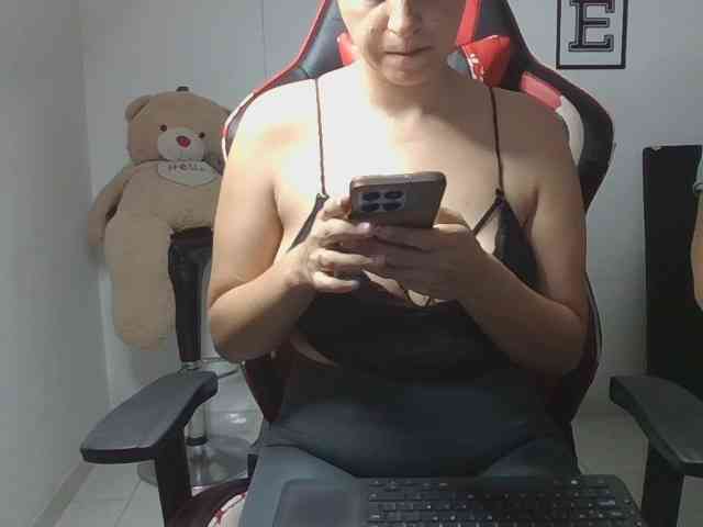 Emy23Jack23 webcam