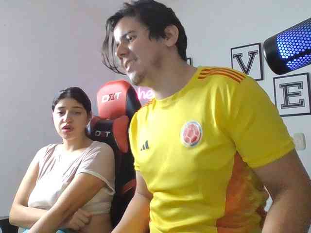Emy23Jack23 webcam
