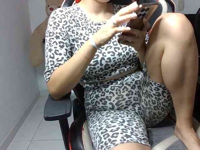 Emy23Jack23 webcam