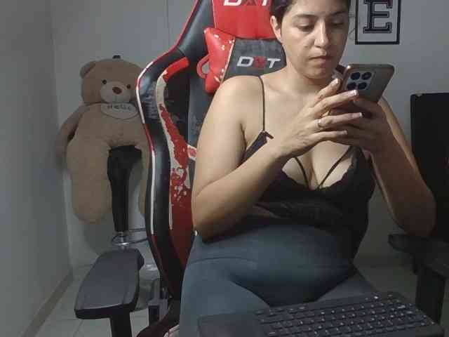 Emy23Jack23 webcam