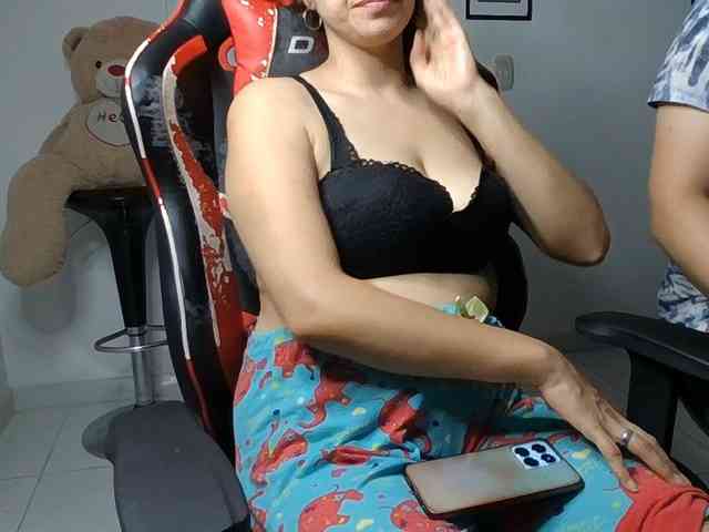 Emy23Jack23 webcam