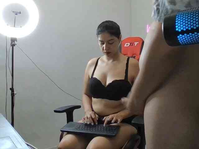Emy23Jack23 webcam