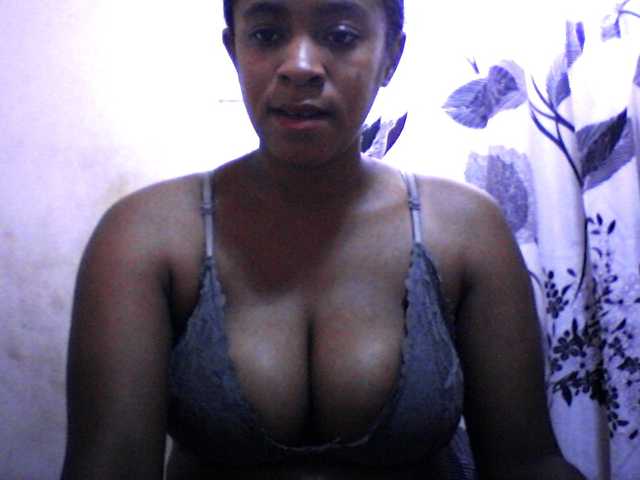 le modèle silviaLaBombe est en webcam porno dans un show sur le site bongacams, il possède les tags suivants: Ebony,Brunette,Hairy