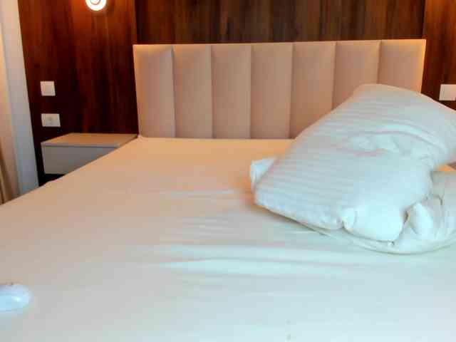 Saradiamond01 webcam